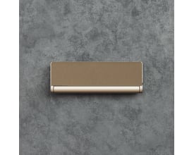 ELL varmepumpe indedel i gylden farve monteret på en grå betongvæg set fra venstre.