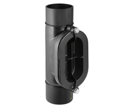 Geberit 110 mm renserør i sort PEH, vist med lukket ovalt dæksel og synlige fastgørelsesbolte.