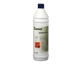 Flaske med Sanur afløbsrens på 1 liter, hvid emballage, mørkeblåt låg og orange faresymbol på etiketten.