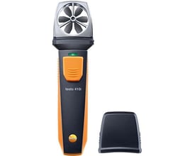 Detaljeret billede af Testo 410i vingehjulsanemometer, viser blæseren, det orange betjeningspanel og testo logoet.