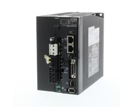 Omron G5-seriens servodrev R88D-KN75F-ECT, 7,5 kW, 400V AC, vist fra siden med fokus på tilslutninger og porte.