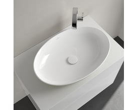 Oversigt fra oven af Villeroy & Boch Artis oval vask i BiColour, vist på et hvidt møbel med krom vandhane og afløbshætte.