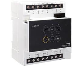 Nærbillede af Niko motormodulets frontpanel, der viser ikoner for op, ned og stop, samt statusindikator og produktinformation på hvid baggrund.