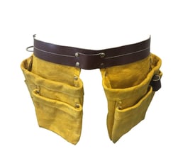 Sømbælte med 5 lommer i gul oksespaltelæder og mørkebrunt læderbælte med hammerholder.