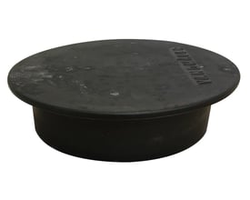 Sort, isoleret låg til målerbrønd på 500 mm, lavet af PE/PP materiale med en tydelig tekst på overfladen.