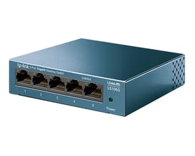 Blå TP-Link LiteWave LS105G desktop-switch med fem Gigabit RJ45-porte, set skråt forfra med portene og indikatorlysene synlige.