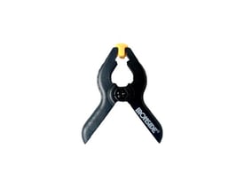 Ironside limklemme med 26 mm spændevidde, vist forfra med sorte håndtag og gule bakker.