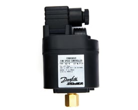 Danfoss ventilatorhastighedsregulator XGE-6M i sort plast med detaljeret mærkat og messinggevind i bunden.