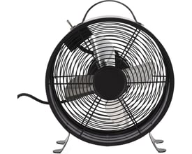 Sort bordventilator på 26 cm med tre sølvfarvede vinger, rund beskyttelsesrist og buet bærehåndtag.