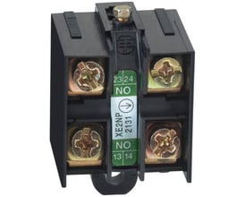 Schneider Electric kontaktelement XE2NP3131 med 2 NO kontakter, monteringsskruer og mærkat med 23/24 NO. Produktet er i sort plast.