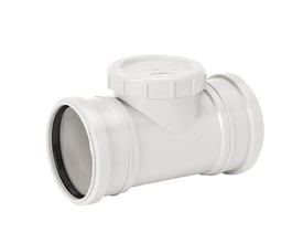 Nærbillede af Uponor Decibel renserør med låg på den ene muffe, viser 75mm dimension og hvid PP materiale.