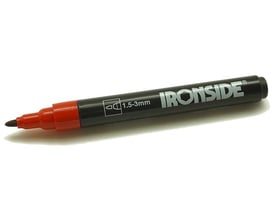 Ironside permanent marker med sort skaft, rød rund spids på 3 mm og hætte vist bag på markeren.
