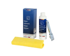 Komplet rengøringssæt til keramiske kogeplader med skraber og klud, samt flaske med rengøringsmiddel og emballage fra Made in Germany.