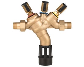 Resideo Braukmann tilbagestrømningssikring 1.1/2" DN40 i messing med tre ventilhoveder og sort bundbeskyttelse på hvid baggrund.