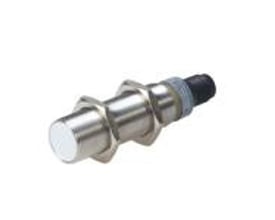 Carlo Gavazzi M18 Namur-induktivaftaster i lang model med sølvfarvet cylindrisk krop og sort tilslutningsende.