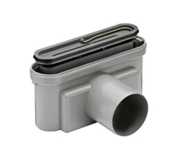 Unidrain udløbshus i grå plast med vandret Ø75 mm udløb og en opklappet vandlås med gummipakning.