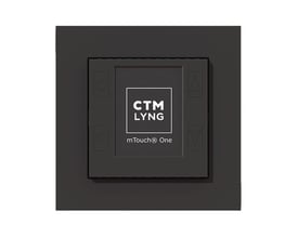 mTouch One termostat og regulator i mat sort, med et centralt display og knapper til justering. Minimalistisk og moderne design.