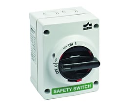 Katko 3-polet, 16A sikkerhedsafbryder i grå ABS plast, vist fra en let skrå vinkel med fokus på drejehåndtaget og mærkater.