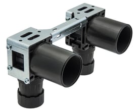 Uponor Smart Aqua PLUS koblingsdåse med to sorte PEX-rør tilslutninger og et justerbart metal monteringsbeslag.