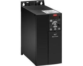 Danfoss VLT® Micro Drive FC-51 frekvensomformer med 15 kW effekt og IP20 kapsling, vist fra siden med kontrolpanel.