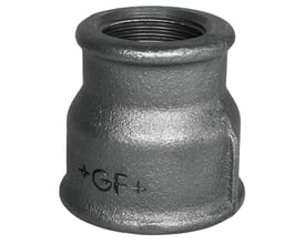 Nærbillede af Georg Fischer formmuffe i sort stål, der viser dens reducerede dimension fra 2 1/2" til 1 1/2" og indvendige gevinddetaljer.