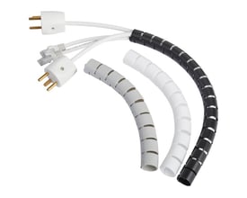 Tre Cable Eater kabelslanger i sort, hvid og grå, med elektriske ledninger og stik bundtet i den sorte slange.