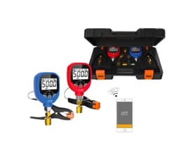 Trådløst digitalt manometer sæt fra Tecnosystemi med to digitale målere, en blå og en rød, samt en lukket sort transportkuffert med tilbehør og en smartphone med app-ikon.