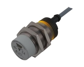 Carlo Gavazzi induktivaftaster M30, NPN NC med 22 mm detekteringsafstand, set skråt med grå front og sort kabel.