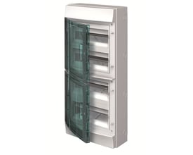 ABB Mistral65 gruppetavle med 48 moduler og fire rækker, set skråt forfra med transparente låger åbne.