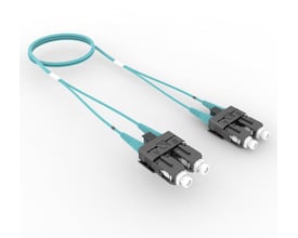 CommScope FO patchkabel SC-SC med OM4 duplex fiber og blå LSZH-kappe, 2 meter langt med hvid baggrund.