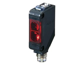 Omron E3Z-R86-2 fotoelektrisk sensor med rektangulært sort hus og rød lysdiode.