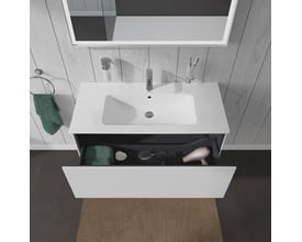 Duravit L-Cube vaskeskab i hvid mat med åben skuffe indeholdende en hårtørrer og badeværelsestilbehør.