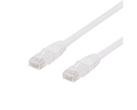 Deltaco U/UTP Cat6 patch kabel på 1.5 meter i hvid LSZH med støbte RJ45-kontakter på isoleret baggrund.
