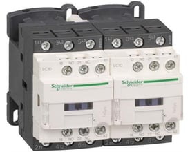 Detaljeret frontbillede af Schneider Electric LC2D09BL reverseringskontaktor, 9A, 24V DC, der viser de to hvide kontaktorer med grønne mærkater.