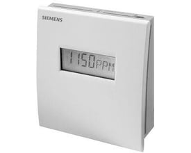 Siemens QPA2062D rumføler til CO2, luftfugt og temperatur med digitalt display, viser 1150 PPM.