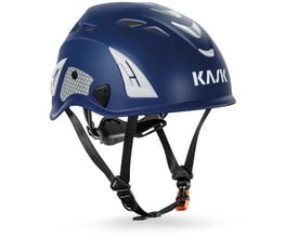 Kask Plasma sikkerhedshjelm i mørkeblå, fremviser ventilationshuller, reflekterende detaljer og justerbar pasform.