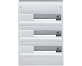 Nærbillede af Hager Gamma gruppetavle GD318B, viser DIN skinner og plads til 18 moduler pr. række, hvid RAL 9010.