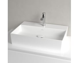 Overbliksbillede af Villeroy & Boch Memento 2.0 surface håndvask i hvid porcelæn med vandhane og afløb på hvidt møbel.