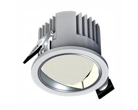 SpectrumLED MODEL M facadebelysning på 20 W ses skråt forfra med rund, hvid front, kølelameller og monteringsclips.