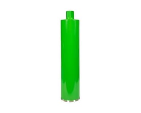 Grønt Eibenstock diamantbor, Ø111 x 450 mm, står oprejst med segmenter langs skærekanten nederst.