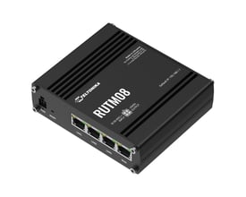 Teltonika RUTM08 industriel kablet router i sort kabinet, set skråt forfra med fire Gigabit RJ45-porte.