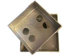 Overblik over to Jesmig miniriste til integrerede fliser, hver med dimensioner på 160 x 83 mm og galvaniseret overflade, stablet oven på hinanden.