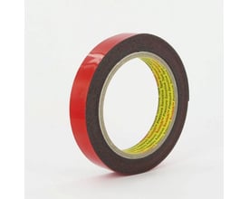 Rulle af 3M VHB 5952 akrylskumtape med dobbeltklæbende side på 19mm bredde og 33m længde.