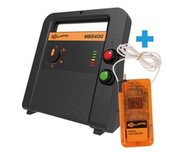 Gallagher MBS400 3-i-1 multi-power spændingsgiver i sort med orange kontrolpanel og digital voltmåler ved siden af.