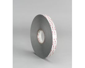 Rulle af 3M VHB Tape 4912F dobbeltklæbende tape i grå med hvidt beskyttelseslag med rødt 3M VHB logo.