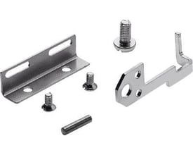 Festo monteringssæt HGPP-HWS-Q5-2 består af metaldele som beslag, skruer og en stift på en hvid baggrund.