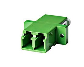 Grøn fiberoptisk adapter til LC/APC duplex stik med SC footprint og flange, vist isoleret på hvid baggrund.