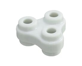 Omron elektrodeseparator F03-14-3P med 3 keramiske huller til elektroder, lavet af hvidt keramikmateriale.