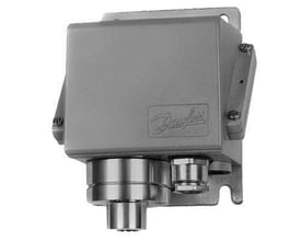 Nærbillede af Danfoss KPS 47 pressostatens metalhus med indgraveret logo og tilslutningsdetaljer.