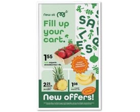 Samsung EM32DX 32-tommers E-Paper-skærm viser en grøn dagligvareannonce med tilbud på jordbær, ananas og bananer.